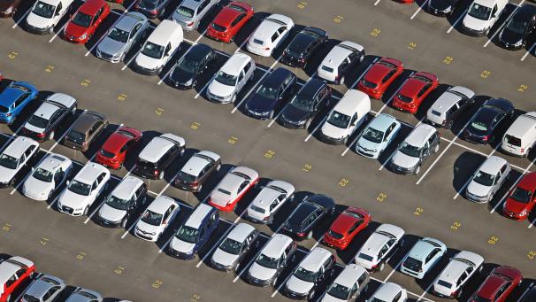 <p>Neuwagen stehen auf einem Verladeplatz südlich von Potsdam: Der EU-Automarkt hat erstmals seit langer Zeit wieder einen Anstieg bei Neuzulassungen erlebt.</p>