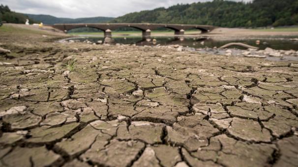 <p>Im Jahr 2018 war der Boden des Edersees nahe der Aseler Brücke völlig ausgetrocknet.</p>