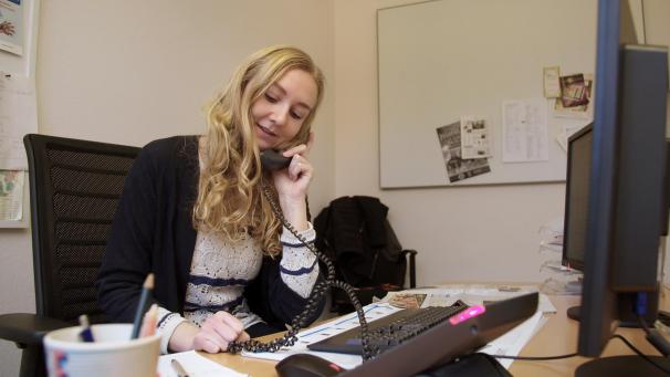 <p>Reporterin Anna Petersen, die aus Bienenbüttel für die Landeszeitung Lüneburg berichtet, ist eine der Protagonisten der Doku.</p>