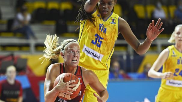 <p>Auch Julie Allemand (links) erreichte keine zufriedenstellende Wurfquote, neben ihr Jonquel Jones</p>