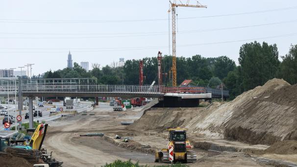 <p>Im Zuge der Bauarbeiten an der Oosterweel-Verbindung bei Antwerpen wurde stark mit dem Giftstoff PFOS verseuchtes Erdreich entdeckt.</p>