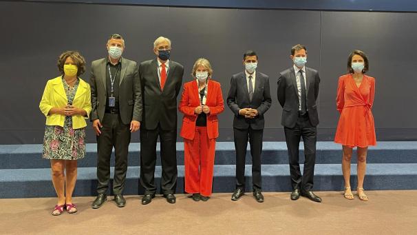 <p>Pascal Arimont (Zweiter von links) mit seinen Verhandlungspartnern nach der Einigung, darunter EU-Kommissarin Elisa Ferreira (Mitte), zuständig für die europäische Regionalpolitik.</p>