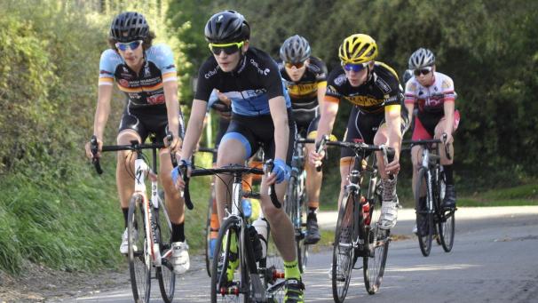 <p>Der 15-Jährige (vorne) bestreitet seit 2020 Straßenrennen.</p>