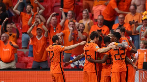 <p>Die Niederlande steht bei ihrem Comeback auf der großen Fußball-Bühne vorzeitig im EM-Achtelfinale.</p>