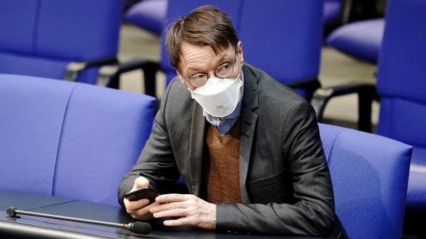 <p>Der Virologe Hendrik Streeck wurde für seine Vorhersagen oft belächelt. Nun räumte SPD-Gesundheitsexperte Lauterbach ein, sich geirrt zu haben.</p>