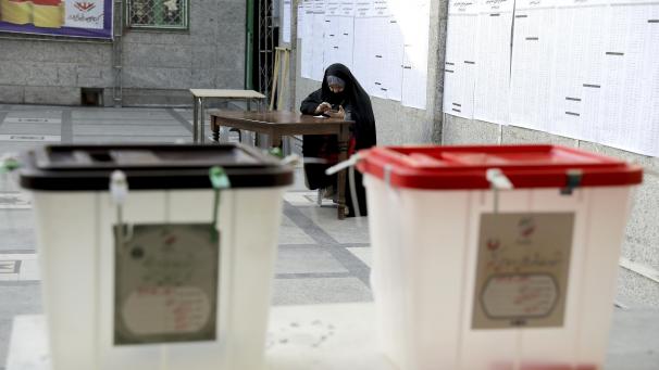 <p>Eine Frau sitzt in einem Wahllokal in Tehran, bevor es für die Präsidentenwahl öffnet: Im Iran hat die Präsidentenwahl begonnen.</p>