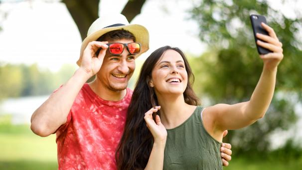 <p>Wir alle sind beeinflusst von Social Media - aber kein Leben ist immer nur schön, sondern nur ein selektiver Ausschnitt einer gewählten Realität.</p>