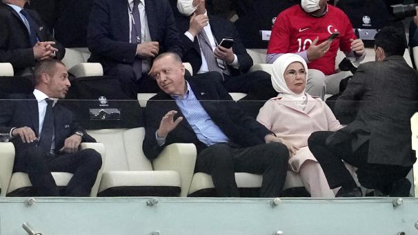 <p>UEFA-Boss Aleksandar Ceferin (links) neben dem türkischen Präsidenten Recep Tayyip Erdogan im Stadion von Baku</p>
