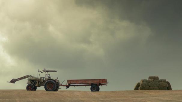 <p>Im Kurzfilm von Joshua Cremer verschmelzen Realität und Fiktion und formen einen Tanz zwischen Kontrolle und Hingabe.</p>