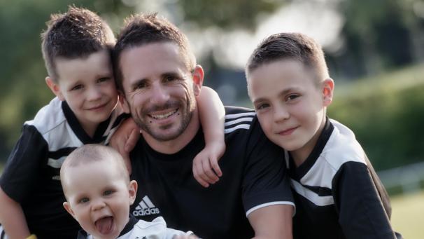 <p>Stefan Bongard mit seinen drei Kindern: Der Regionalfußballtrainer drückt Deutschland die Daumen.</p>