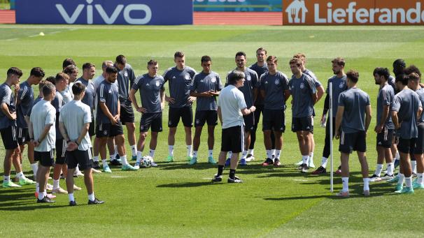 <p>Joachim Löw schwört seine Truppe ein.</p>