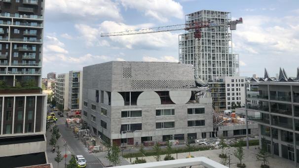 <p>Das Schulgebäude liegt an der Jos Smolderenstraat im neuen Antwerpener Stadtviertel Nieuw Zuid.</p>