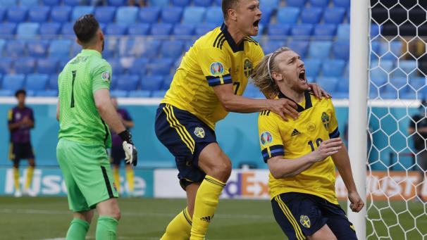 <p>Emil Forsberg (rechts) freut sich mit seinem Teamkollegen Viktor Claesson über den schwedischen Führungstreffer.</p>