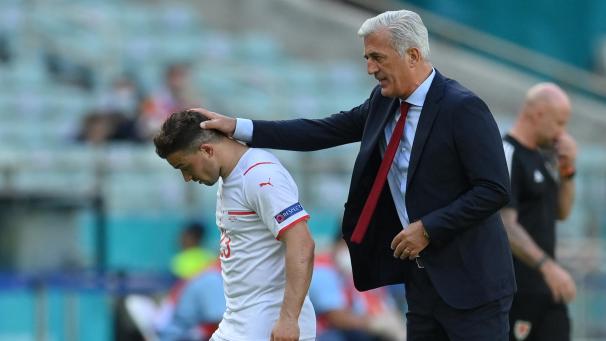 <p>Die Schweizer sind angezählt: Die Kritik an Trainer Vladimir Petkovic (rechts, neben Xherdan Shaqiri) wird lauter.</p>
