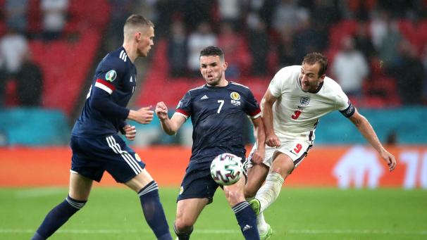 <p>Nicht nur Englands Stürmerstar Harry Kane (rechts) tat sich gegen die sehr gut eingestellten und leidenschaftlich kämpfenden Schotten (in der Mitte John McGinn) ungemein schwer.</p>