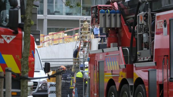<p>Die Rettungskräfte haben am Samstag vier Todesopfer aus den Trümmern des eingestürzten Schulgebäudes geborgen.</p>