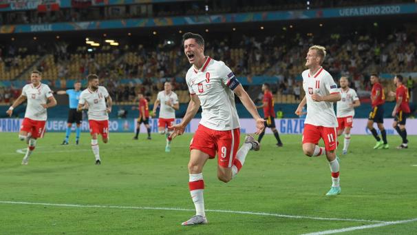 <p>Weltfußballer Robert Lewandowski hat Mitfavorit Spanien das große Zittern bei der Fußball-EM beschert und Polen eine Minimalchance auf den Einzug ins Achtelfinale erhalten.</p>