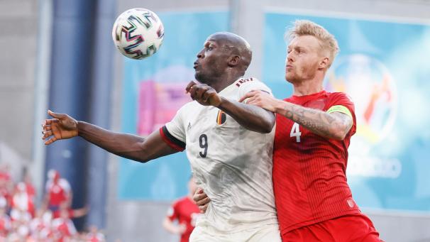 <p>Romelu Lukaku - hier im Duell mit Dänemarks Simon Kjaer - hat mit den Roten Teufel bei der EM vorzeitig das Ticket für das Achtelfinale gelöst.</p>