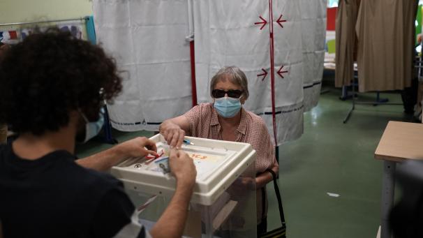 <p>Eine Wählerin wirft in Marseille ihren Stimmzettel in eine Urne: In Frankreich hat die erste Runde der Regionalwahlen begonnen.</p>