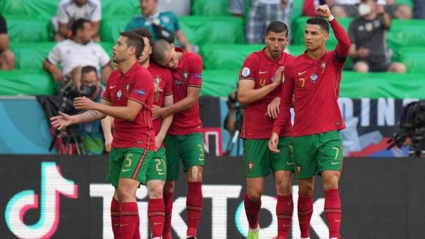 <p>Will mit seinem Team ins Achtelfinale einziehen: Cristiano Ronaldo (ganz rechts).</p>