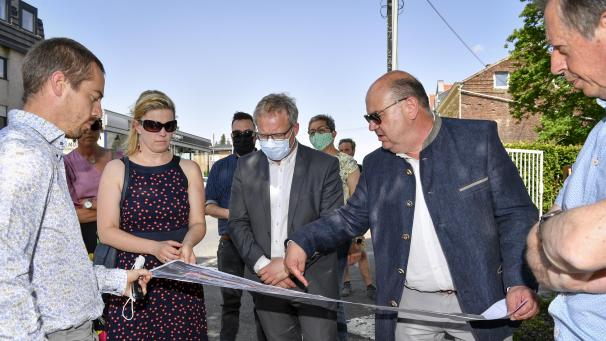 <p>So soll es später mal aussehen: Eupens Mobilitätsschöffe Michael (2.v.r.) und Bürgermeisterin Claudia Niessen (2.v.l.) erklären Minister Philippe Henry (M.) die Pläne zur Neugestaltung der Aachener Straße.</p>