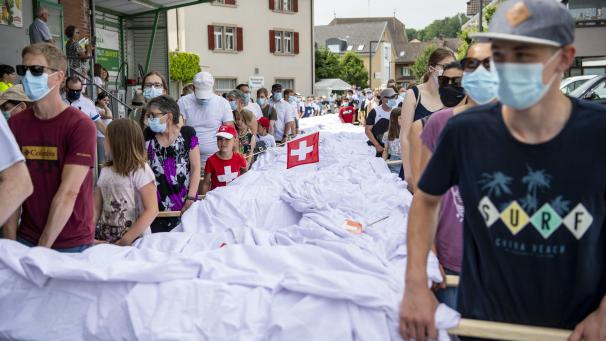 <p>Es brauchte jede Menge Muskelkraft, um die XXL-Hose von A nach B zu bringen.</p>