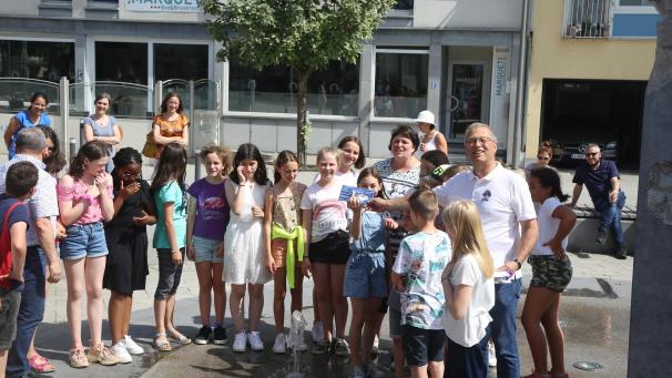 <p>Das vollzählig erschienene sechste Schuljahr des Kgl. Athenäums St.Vith erhielt bei der Preisverteilung auf dem Rathausplatz aus den Händen von Erich Hilger (Lions Club St.Vith) einen Sonderpreis für die meisten Nominierten.</p>