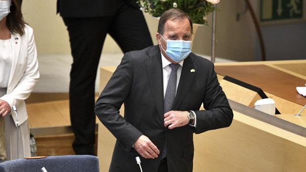 <p>Schwedens Premierminister Stefan Lofven geht vor einem Misstrauensvotum gegen ihn mit einer Maske durch das Parlament.</p>