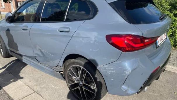 <p>Das parkende Fahrzeug wurde in Mitleidenschaft gezogen.</p>