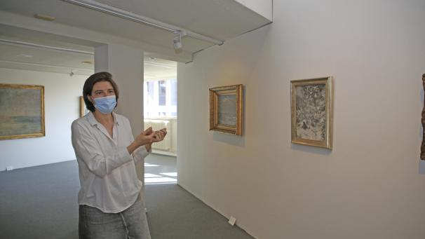 <p>Kuratorin Mieke Mels im „MuZee“ von Ostende: Die Einrichtung hat die Coronazeit zum Aufräumen genutzt. Foto: Klaus Schlupp</p>