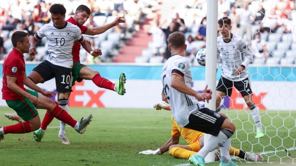 <p>ortugals Raphael Guerreiro (links) erzielt gegen Deutschland das Eigentor zum zwischenzeitlichen 1:2.</p>