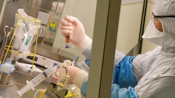 <p>Ein Mitarbeiter des Fraunhofer Instituts arbeitet in einem Reinraum mit hoch spezialisierter Technik an einer neuen personalisierten Zelltherapie gegen Krebs.</p>