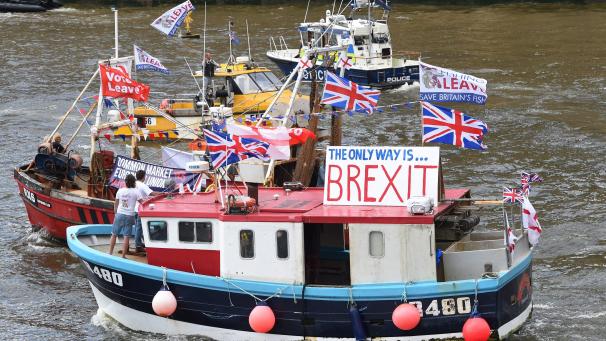 <p>Eine kleine Flotte aus Fischerbooten werbt auf der Themse für den Brexit: Auf der Insel herrscht(e) in Sachen Brexit geteilte Meinung.</p>