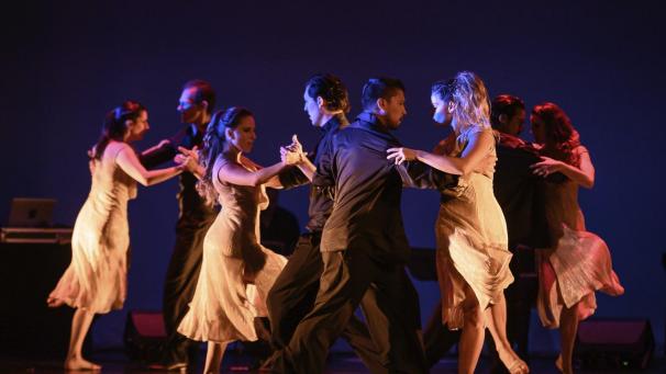 <p>Die neun Tänzerinnen und Tänzer sowie drei Musiker ließen Maske und harte Stühle vergessen.</p>