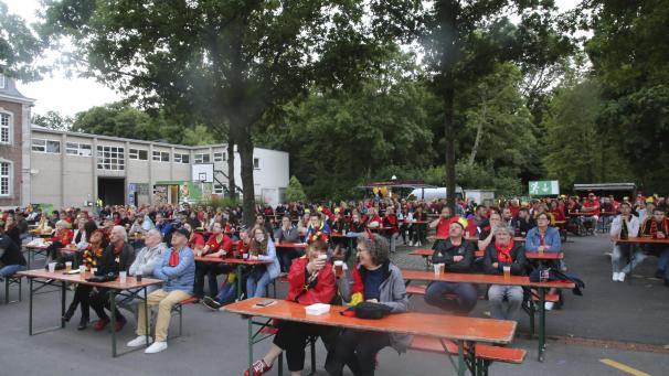 <p>Diszipliniert verfolgten die Zuschauer das Geschehen auf dem Großbildschirm.</p>