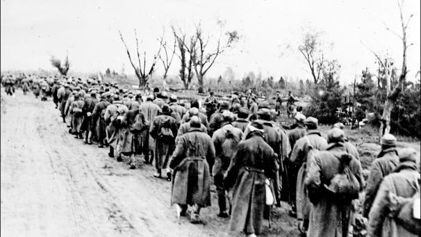 <p>Russische Soldaten auf dem Weg in die Gefangenschaft. Sie erwartete Zwangsarbeit. Für Hitler waren die slawischen Völker minderwertig: Ihre Vernichtung war einkalkuliert.</p>