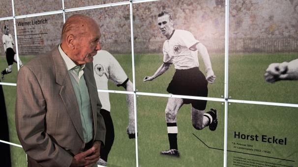 <p>1954-Weltmeister Horst Eckel betrachtet sein jüngeres Ich bei der Sonderausstellung „Post vom Chef – Herbergers Briefe an die Weltmeister“ anlässlich des 65. Jubiläums des Wunders von Bern im Jahr 2019.</p>