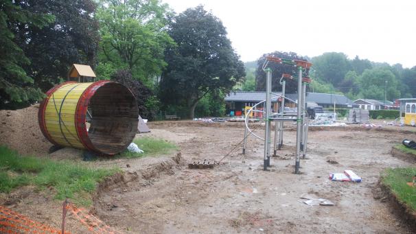 <p>Der Spielplatz in Weismes, der über Jahrzehnte durch sein lange einzigartiges Angebot Familien aus Nah und Fern anlockte, wird zurzeit rundum erneuert und kann rechtzeitig zu Beginn der Sommersaison neueröffnet werden.</p>