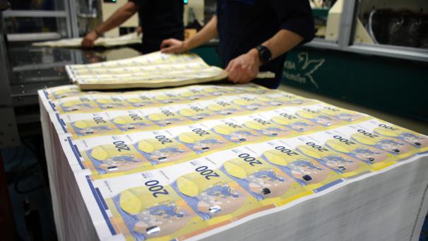 <p>Arbeiter sortieren Druckbögen bei der Produktion neuer 200-Euro-Banknoten. Belgiens Schuldenquote ist auf den höchsten Stand seit 1999 gestiegen.</p>