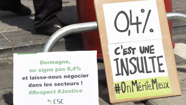 <p>Protestkundgebung Anfang Juni. Die Lohnnorm von 0,4 % liegt den Gewerkschaften schwer auf dem Magen.</p>