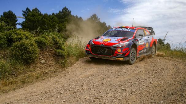 <p>Der Hyundai i20 WRC erweist sich als starkes Auto bei Schotterrallyes.</p>