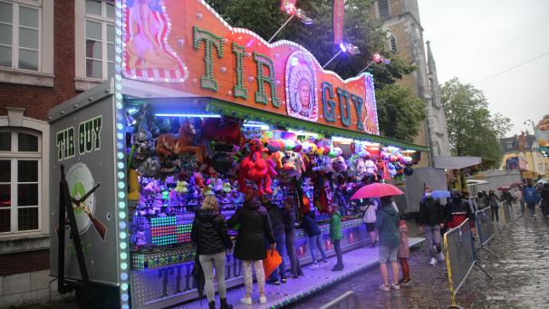 <p>Mit Regenschirmen bewappnet waren die Besucher auf der Nikolauskirmes unterwegs. Das Wetter konnte sie nicht abhalten.</p>