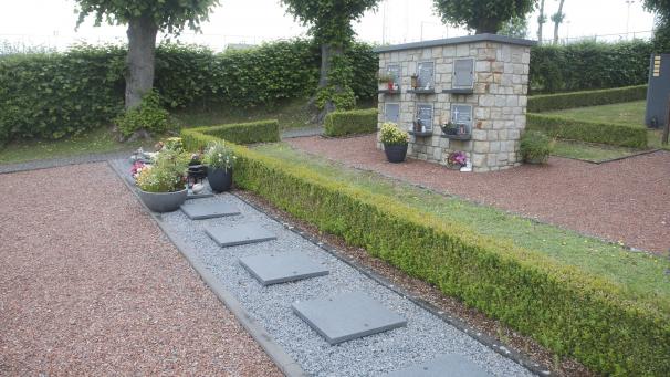 <p>Bis zu 25 cm hohe Denkmäler, Stelen oder Statuen sind künftig auf den Urnengräbern erlaubt.</p>