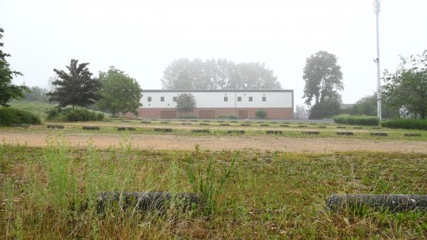<p>Nach den Vorstellungen des Eupener Gemeindekollegiums soll auf dem Parkplatz hinter der Mehrzweckhalle ein Neubau für die Ketteniser Schule entstehen.</p>