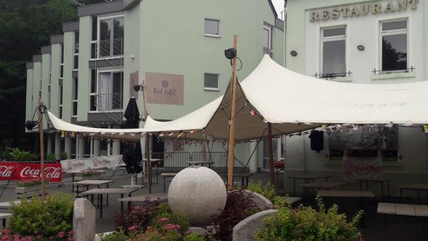 <p>Ein neues Logo prangt auf der Wand des Hotels in Kelmis.</p>