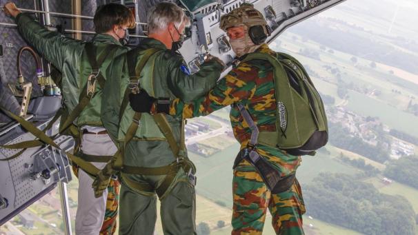 <p>König Philippe (M.) und Prinz Gabriel (l.) sahen zu, wie Soldaten aus dem A400M sprangen.</p>