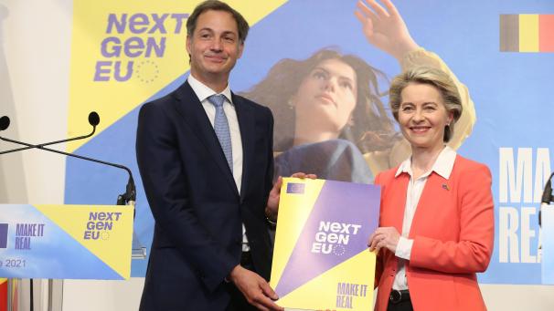 <p>Von der Leyen überreicht das gute Zeugnis der EU-Kommission. De Croo strahlt.</p>