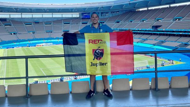 <p>Die helfende Hand am Spielfeldrand: Jordy Fourgon arbeitet bei den EM-Spielen im Stadion von Sevilla.</p>