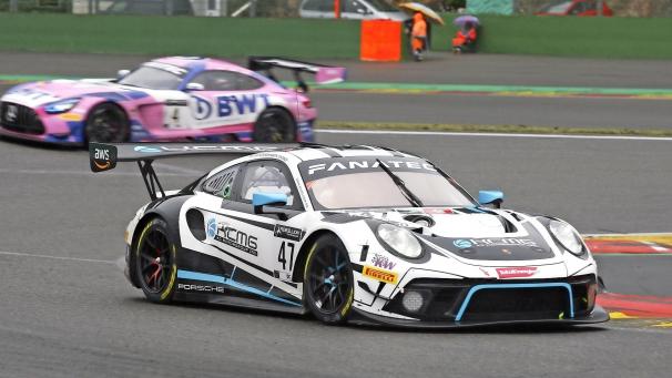 <p>Die beiden KMCG-Porsche, hier die Startnummer 47 mit u. a. den Belgiern Maxime Martin und Laurens Vanthoor, hinterließen einen starken Eindruck.</p>