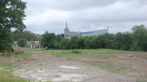 <p>Nach dem kürzlich erfolgten Abriss der früheren Sägerei wartet das stadtnahe, ehemalige Gelände Couturier (im Hintergrund erkennt man das Triangel und die Vitus-Pfarrkirche) auf seine neue Zweckbestimmung als Wohngebiet.</p>